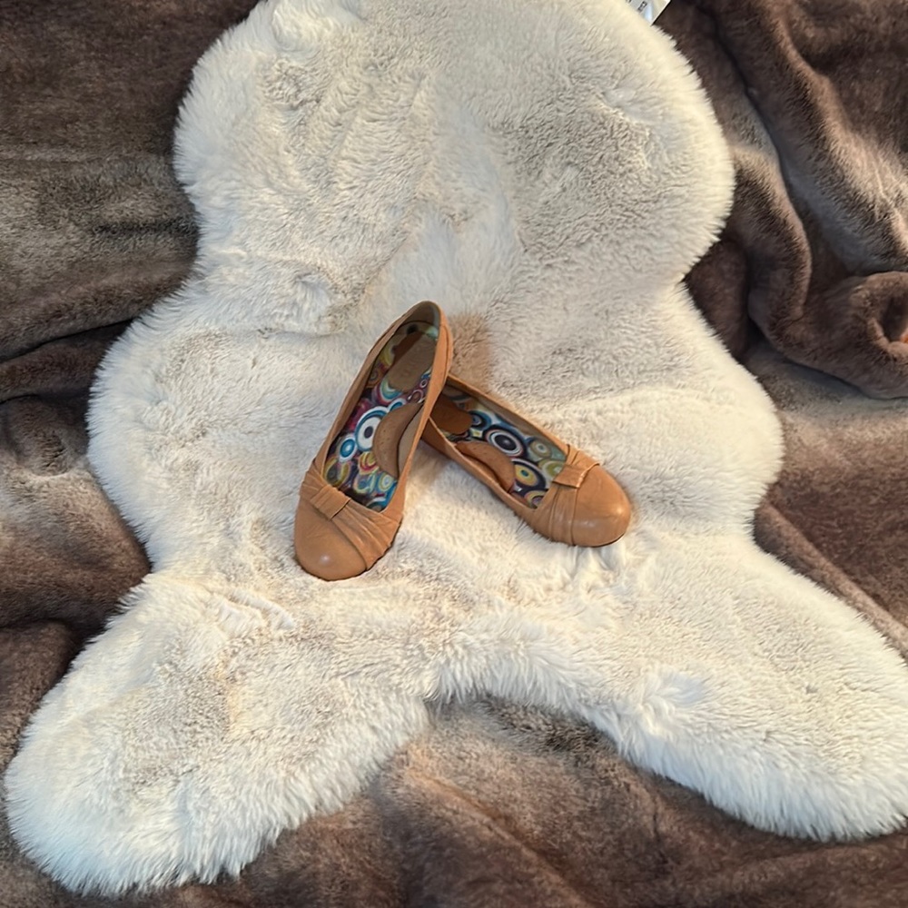 Born Chesire Flats in Tan Size 7.5